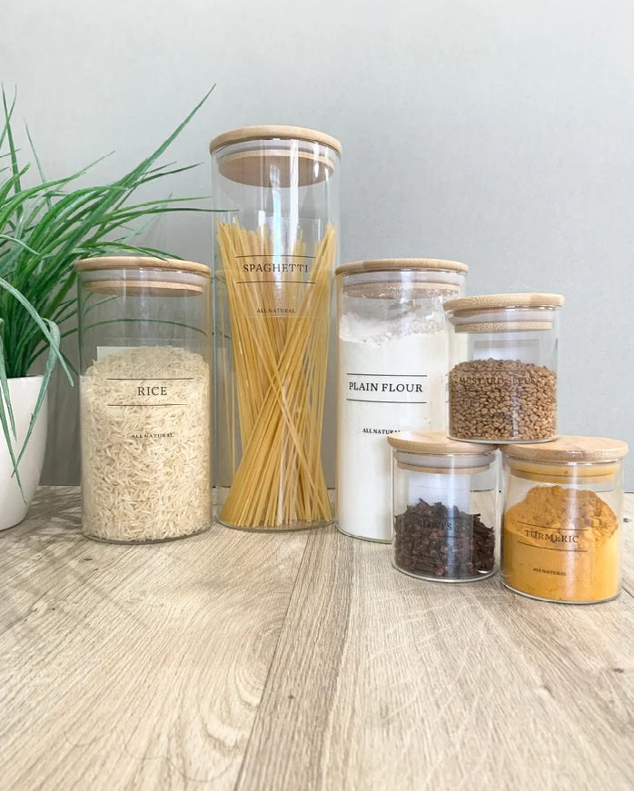 C'est exactement ce dont vous avez besoin pour donner à votre garde-manger un nouveau look frais et fonctionnel ! Tous les bocaux en verre sont scellés avec un couvercle en bambou totalement hermétique qui permettra à vos aliments de rester frais et sans odeur dans votre cuisine.